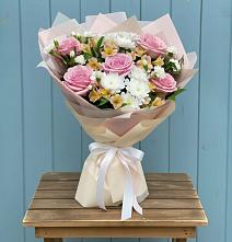 Букет цветов из:  Гвоздики, Орхидеи и Розы в Кайеркане