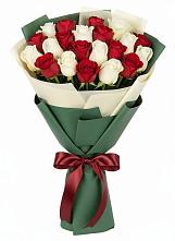 Букет Микс из красных и белых роз в Кайеркане