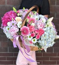 Цветочная композиция из Розы, Хризантемы, Пионы и Лизиантусы в корзине в Кайеркане