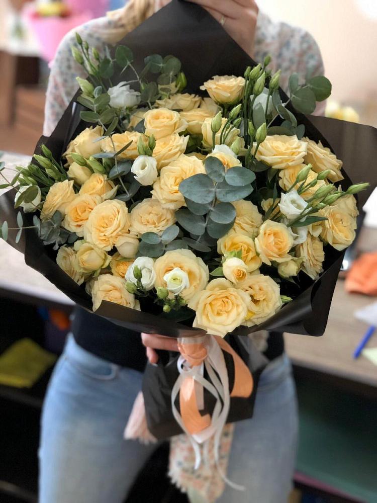 Букет цветов из: Розы и Лизиантусы в Кайеркане