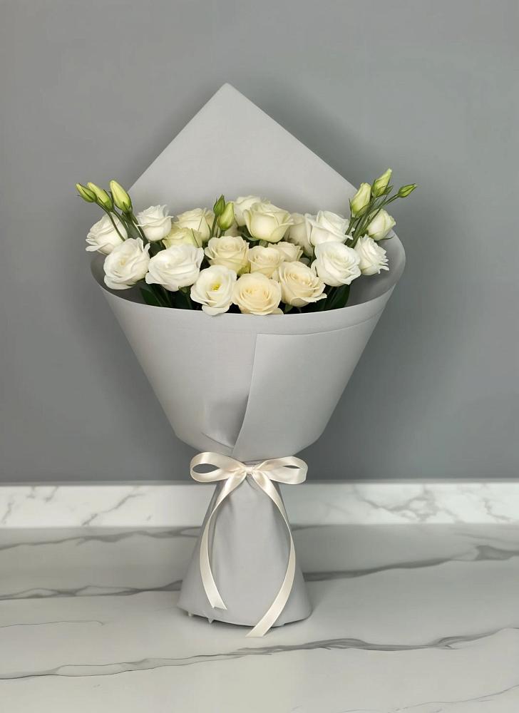 Букет цветов из: Розы и Лизиантусы в Кайеркане