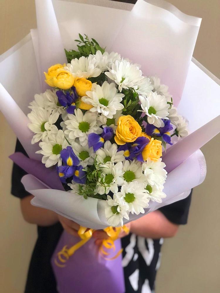 Букет цветов из: Ирисы, Хризантемы и Розы в Кайеркане