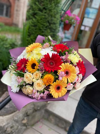 Букет цветов из: Герберы, Ромашки, Хризантемы, Розы и Подсолнухи в Кайеркане