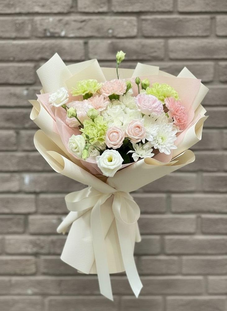 Букет цветов из: Гвоздики, Розы, Лизиантусы и Хризантемы в Кайеркане