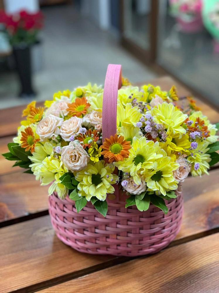 Цветочная композиция из Хризантемы и Розы в корзине в Кайеркане