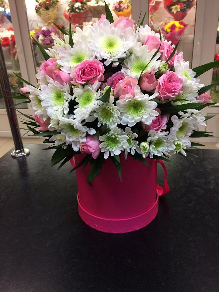 Цветочная композиция из Розы и Хризантемы в шляпной коробке в Кайеркане