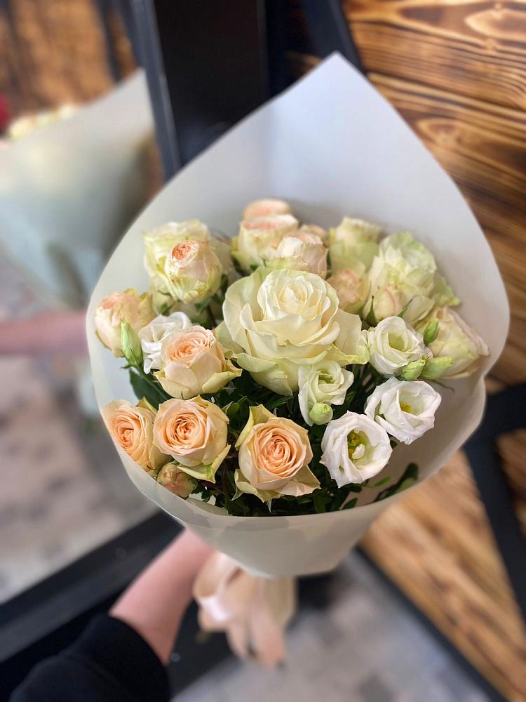 Букет цветов из: Розы и Лизиантусы в Кайеркане